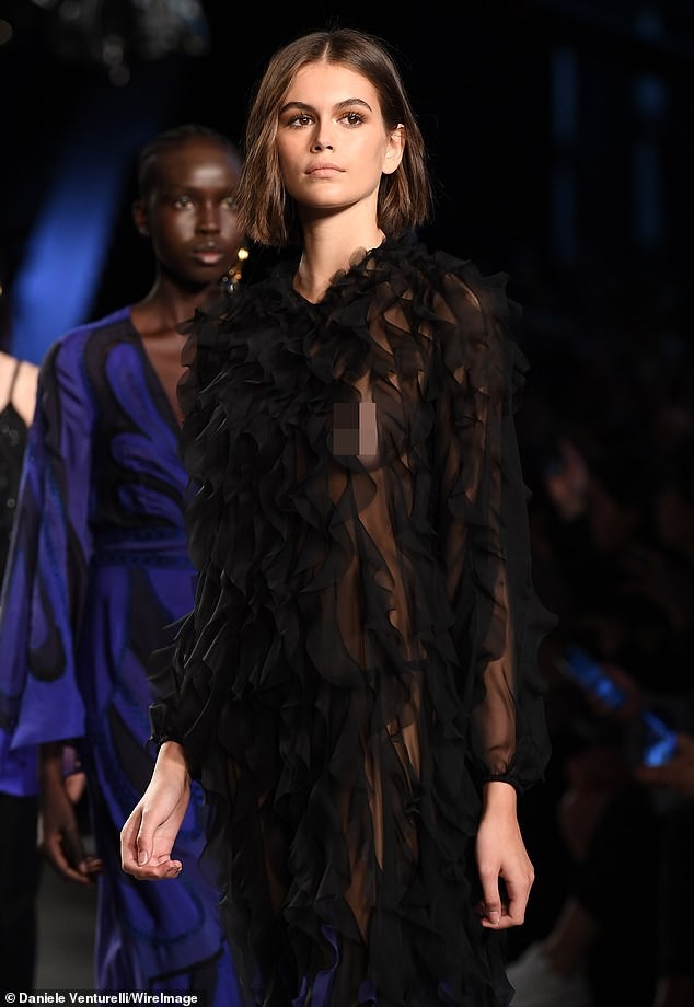 Kaia Gerber để ngực trần sải bước quyến rũ trên sàn catwalk - ảnh 2
