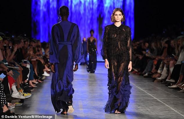 Kaia Gerber để ngực trần sải bước quyến rũ trên sàn catwalk - ảnh 4