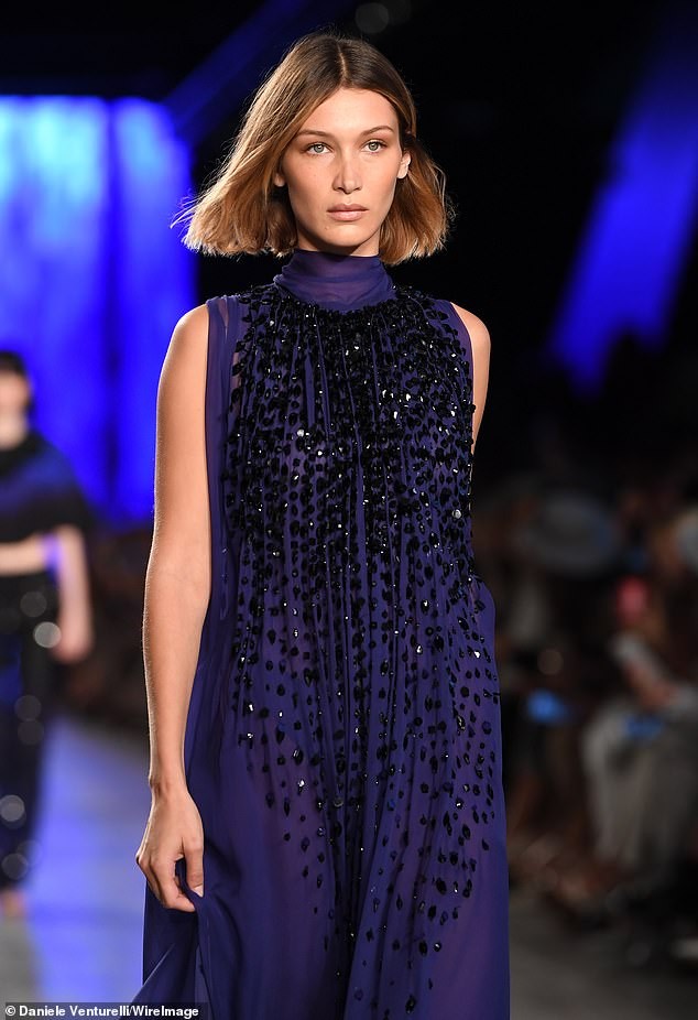 Kaia Gerber để ngực trần sải bước quyến rũ trên sàn catwalk - ảnh 5