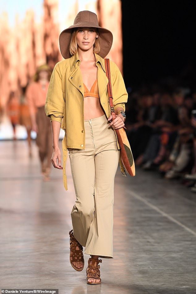 Kaia Gerber để ngực trần sải bước quyến rũ trên sàn catwalk - ảnh 8