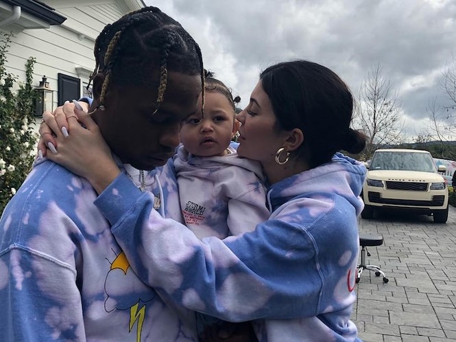 Vừa chụp ảnh khoả thân gây 'bão', em út tỷ phú nhà Kardashian chia tay bạn trai - ảnh 2