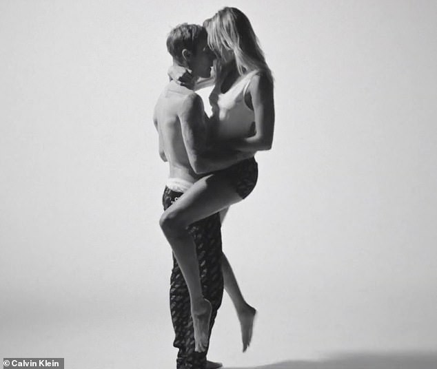 Vợ chồng son Justin và Hailey Bieber gây ‘sốt’ với loạt ảnh nội y - ảnh 5