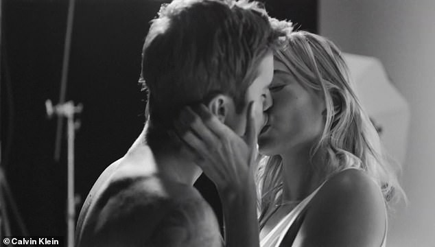 Vợ chồng son Justin và Hailey Bieber gây ‘sốt’ với loạt ảnh nội y - ảnh 7