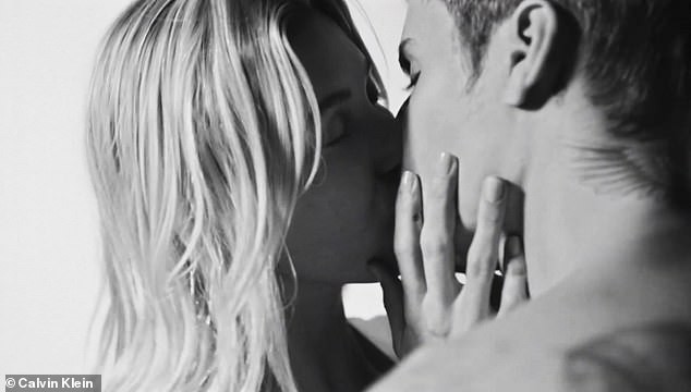 Vợ chồng son Justin và Hailey Bieber gây ‘sốt’ với loạt ảnh nội y - ảnh 8