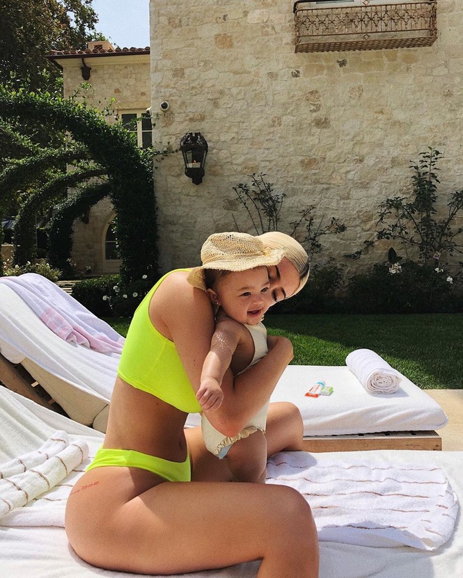 Tỷ phú 9x Kylie Jenner diện bikini neon bắt mắt, lộ vòng ba bất thường - ảnh 2