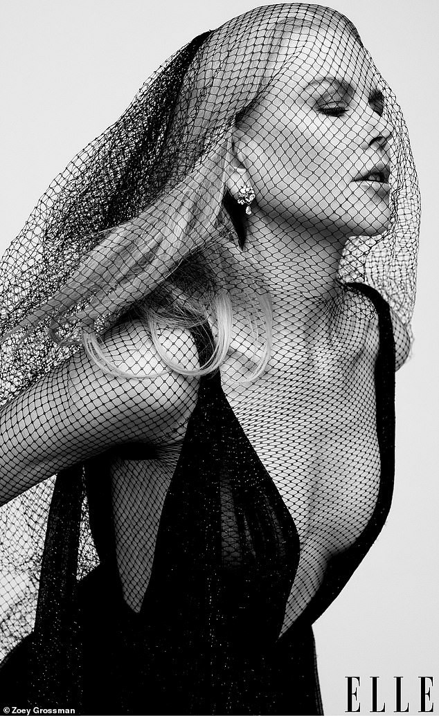 Nicole Kidman ‘thả rông’ trên bìa tạp chí, đẹp không tưởng tuổi 52 - ảnh 3
