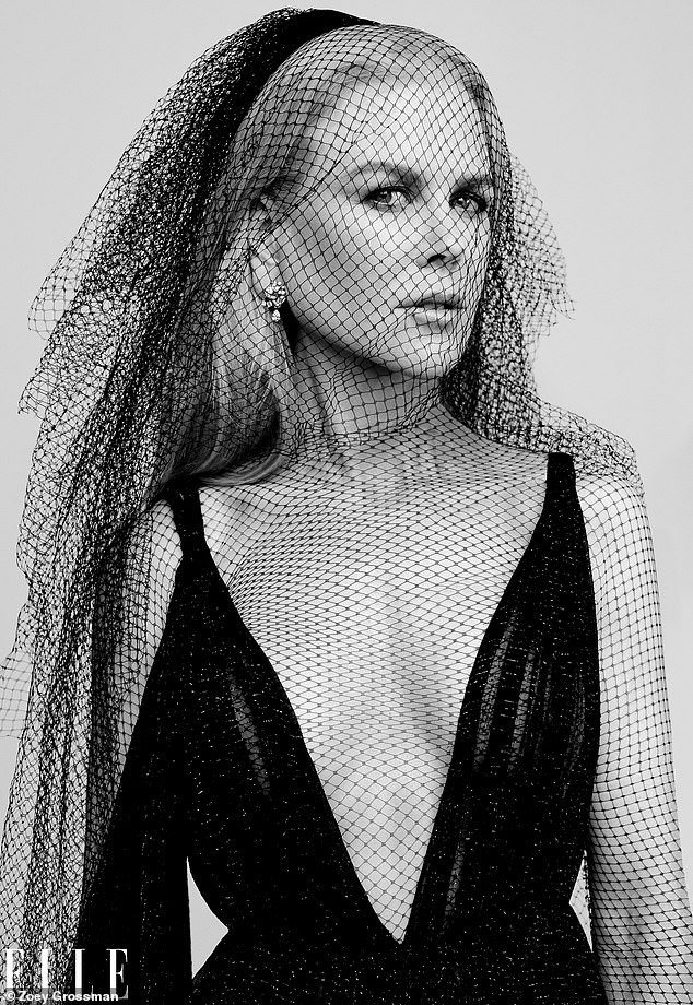 Nicole Kidman ‘thả rông’ trên bìa tạp chí, đẹp không tưởng tuổi 52 - ảnh 2
