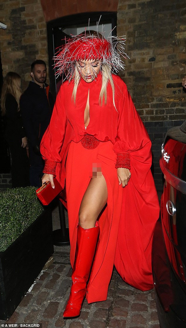 Diện váy xẻ tà cao vút, Rita Ora ‘hớ hênh’ nội y - ảnh 1