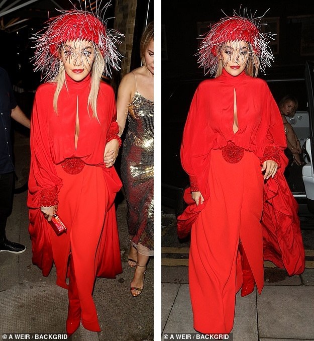 Diện váy xẻ tà cao vút, Rita Ora ‘hớ hênh’ nội y - ảnh 3