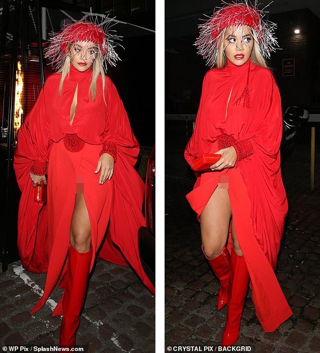 Diện váy xẻ tà cao vút, Rita Ora ‘hớ hênh’ nội y - ảnh 4