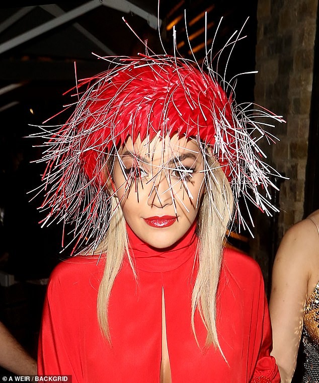 Diện váy xẻ tà cao vút, Rita Ora ‘hớ hênh’ nội y - ảnh 5