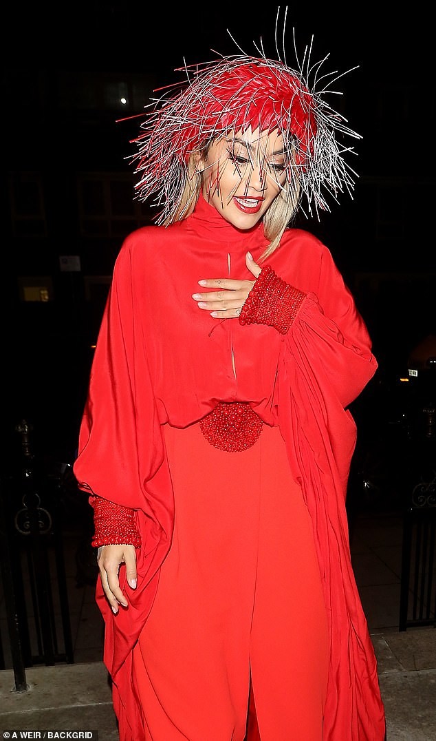 Diện váy xẻ tà cao vút, Rita Ora ‘hớ hênh’ nội y - ảnh 6