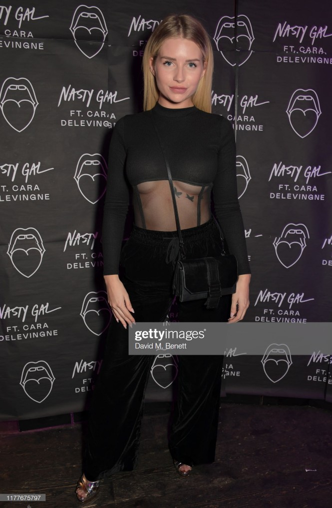 ‘Đỏ mặt’ với áo xuyên thấu lộ vòng một không nội y của Lottie Moss - ảnh 4