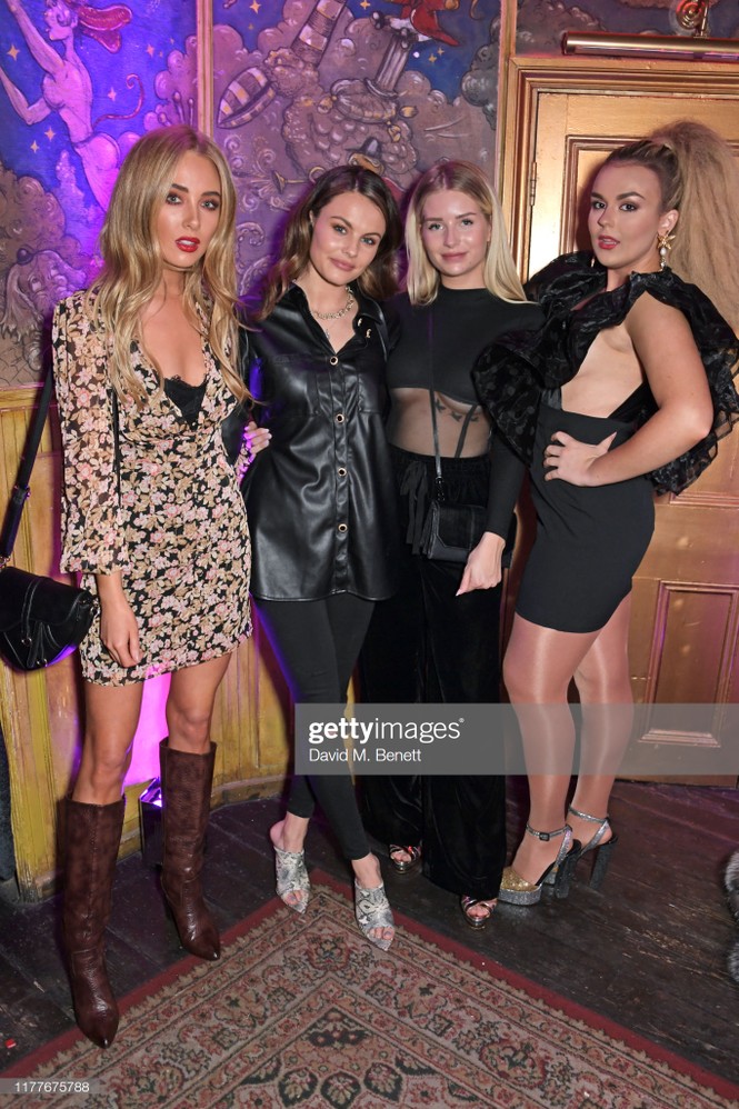 ‘Đỏ mặt’ với áo xuyên thấu lộ vòng một không nội y của Lottie Moss - ảnh 6