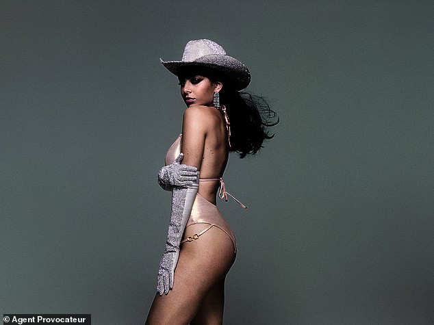Charli XCX tung ảnh Giáng sinh sớm, hoá cowgirl ‘bốc lửa’ với nội y - ảnh 4