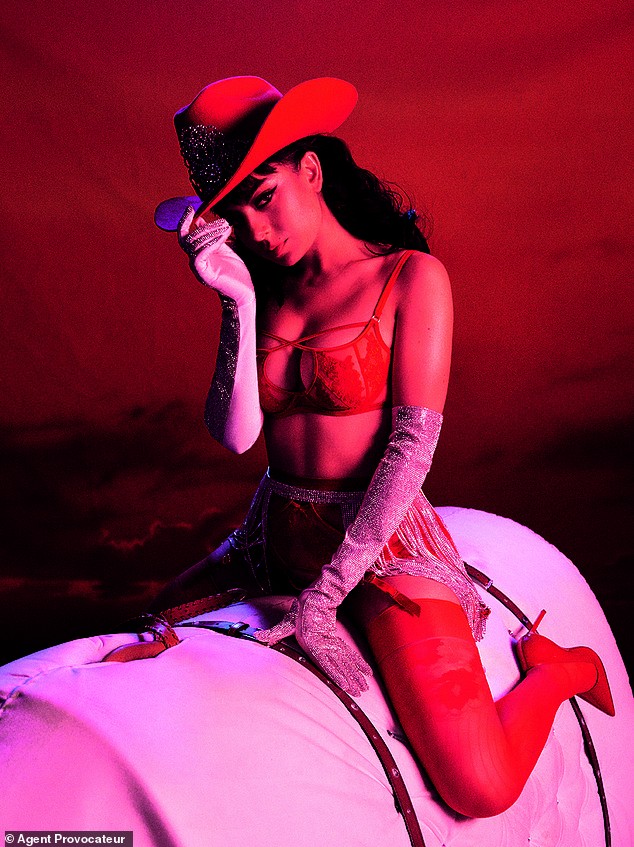 Charli XCX tung ảnh Giáng sinh sớm, hoá cowgirl ‘bốc lửa’ với nội y - ảnh 6