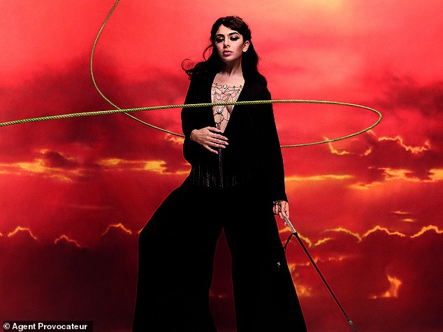 Charli XCX tung ảnh Giáng sinh sớm, hoá cowgirl ‘bốc lửa’ với nội y - ảnh 9
