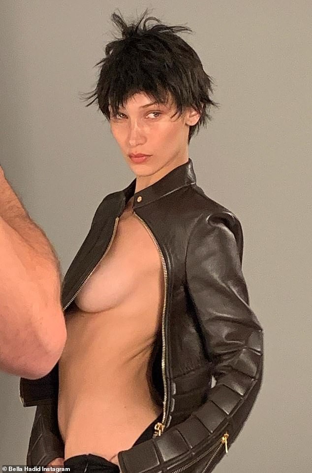 ‘Nóng mặt’ Bella Hadid phanh áo lộ ngực trần trong hậu trường chụp ảnh - ảnh 1