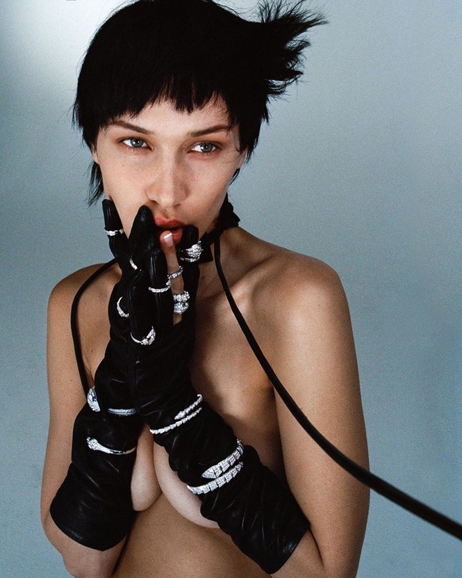 ‘Nóng mặt’ Bella Hadid phanh áo lộ ngực trần trong hậu trường chụp ảnh - ảnh 6