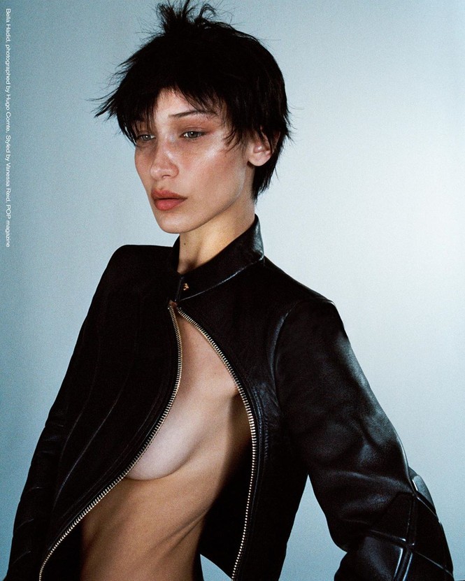 ‘Nóng mặt’ Bella Hadid phanh áo lộ ngực trần trong hậu trường chụp ảnh - ảnh 4