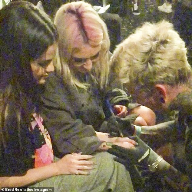 Selena Gomez gây sốc khi hết ‘khoá môi’ đồng giới, lại xăm hình đôi với bạn thân - ảnh 3