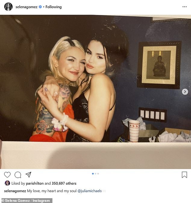 Selena Gomez gây sốc khi hết ‘khoá môi’ đồng giới, lại xăm hình đôi với bạn thân - ảnh 5