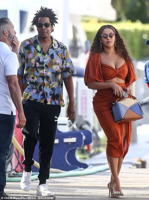 Diện váy hai mảnh khoe ngực ‘khủng’, Beyonce lộ bụng ngấn mỡ - ảnh 1