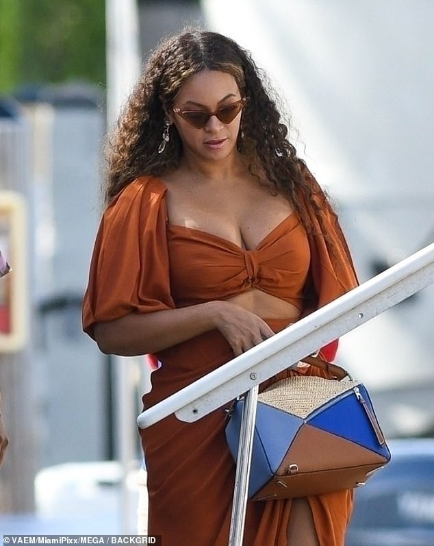 Diện váy hai mảnh khoe ngực ‘khủng’, Beyonce lộ bụng ngấn mỡ - ảnh 7