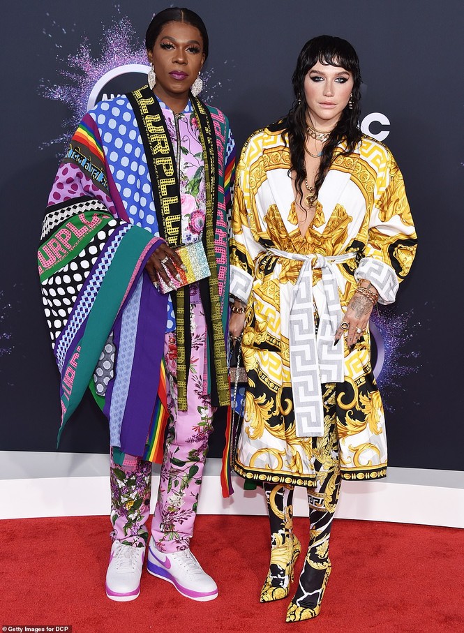 American Music Awards 2019: Dàn mỹ nhân chuộng mốt khoe vòng một - ảnh 11
