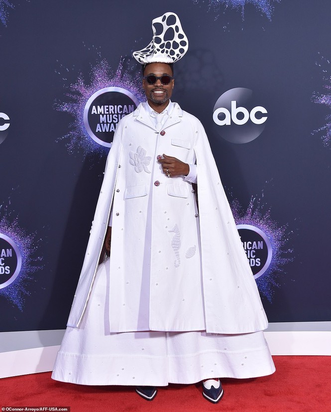 American Music Awards 2019: Dàn mỹ nhân chuộng mốt khoe vòng một - ảnh 14