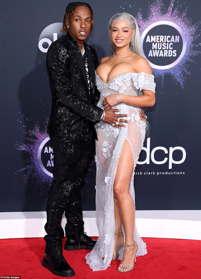 American Music Awards 2019: Dàn mỹ nhân chuộng mốt khoe vòng một - ảnh 20