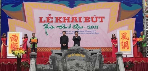 Thiêng liêng nghi lễ khai bút xuân tại đền thờ Chu Văn An. - ảnh 1