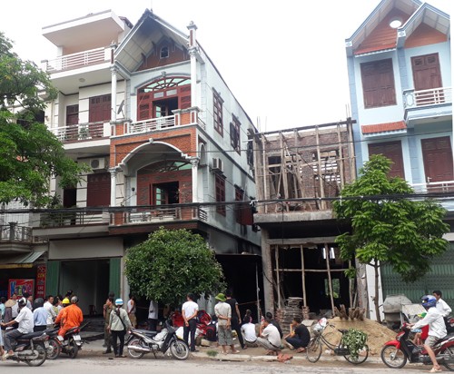 Cháy nhà ba tầng, thiêu rụi 1 xe ô tô, 3 xe máy - ảnh 1