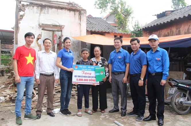 Hoa hậu Ngọc Hân cùng đoàn viên, thanh niên 'đi bộ vì cộng đồng' - ảnh 1