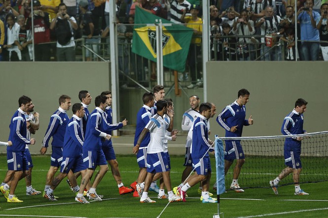 CĐV Brazil liều mình vượt rào bảo vệ để... đánh giày cho Messi - ảnh 5