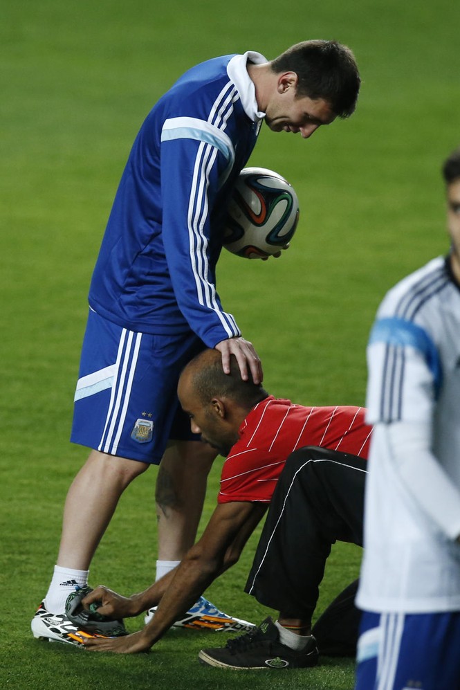 CĐV Brazil liều mình vượt rào bảo vệ để... đánh giày cho Messi - ảnh 4