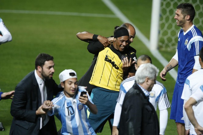 CĐV Brazil liều mình vượt rào bảo vệ để... đánh giày cho Messi - ảnh 3