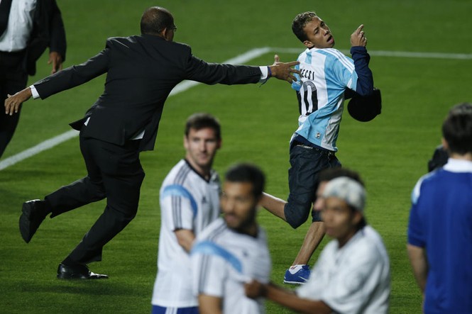 CĐV Brazil liều mình vượt rào bảo vệ để... đánh giày cho Messi - ảnh 2