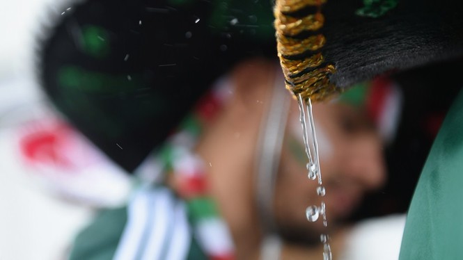 Tới sân cổ vũ, CĐV nữ Mexico khoe chân nõn nà trong mưa - ảnh 5