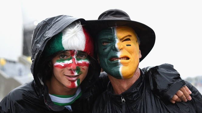 Tới sân cổ vũ, CĐV nữ Mexico khoe chân nõn nà trong mưa - ảnh 4
