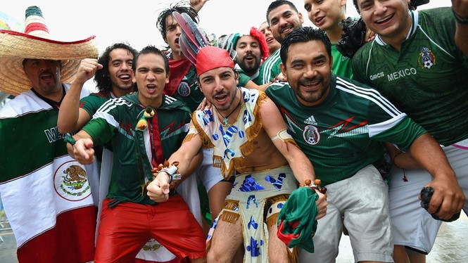 Tới sân cổ vũ, CĐV nữ Mexico khoe chân nõn nà trong mưa - ảnh 7