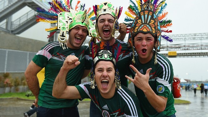 Tới sân cổ vũ, CĐV nữ Mexico khoe chân nõn nà trong mưa - ảnh 6