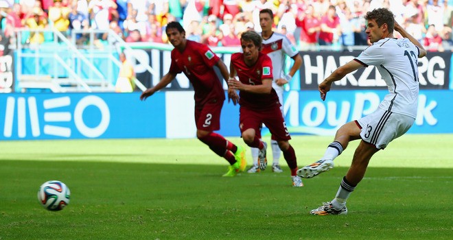 Muller 'mất trí nhớ' sau pha va chạm với Pepe - ảnh 1