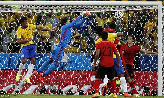 Cận cảnh thủ môn Mexico làm Neymar 'tắt điện' - ảnh 11