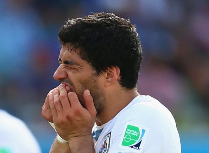 Hãi hùng với pha cắn người của 'hung thần' Suarez - ảnh 4