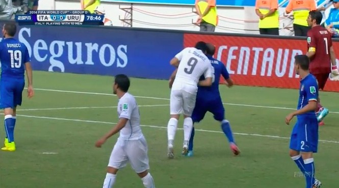 Hãi hùng với pha cắn người của 'hung thần' Suarez - ảnh 1