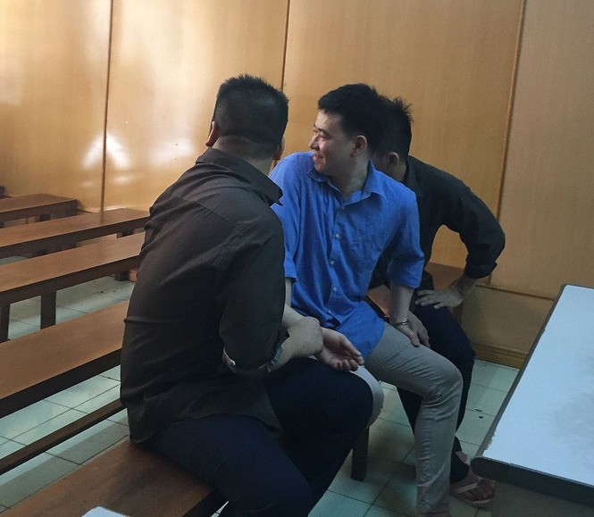 Ba người đàn ông bị bắt vì bán bánh có 'nhân' ma túy - ảnh 1