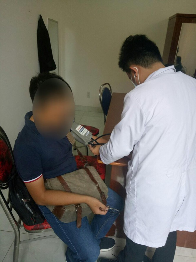 Kiểm sát viên, phóng viên và công an bị đánh ngay tại tòa - ảnh 2