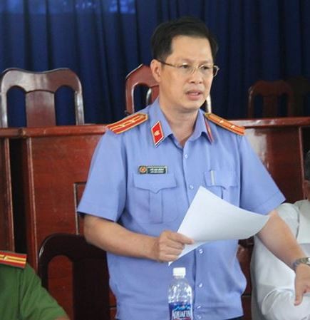 Kiểm sát viên, phóng viên và công an bị đánh ngay tại tòa - ảnh 1