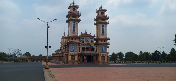 Vắng khách du lịch mùa dịch, bầy khỉ ở Tòa Thánh Tây Ninh đói ăn tràn ra đường - ảnh 2